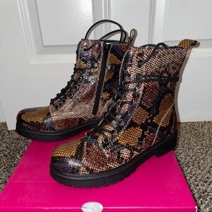 SO Bowfin Snake Print Combat Boot New In Box Womens Size 6